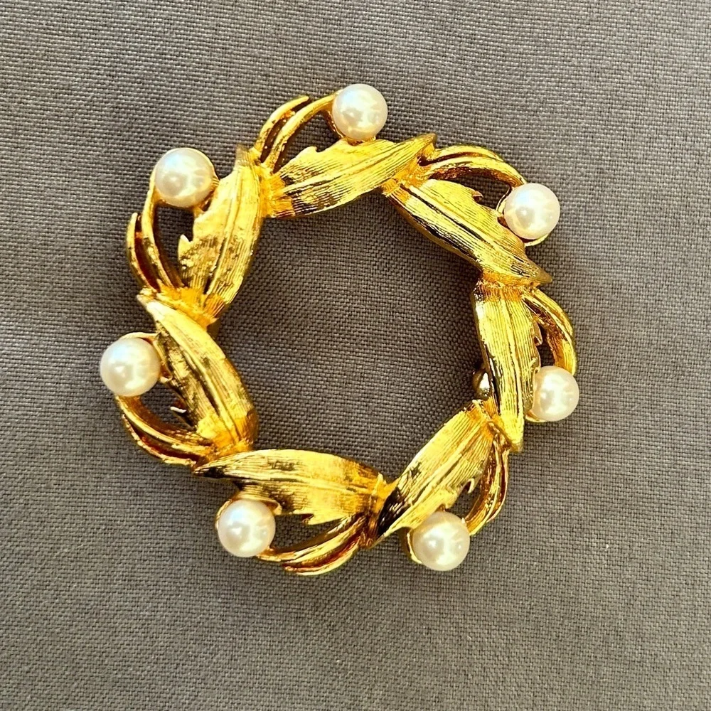 Vintage Napier Faux Pearl Wreath Brooch Goldtone Leaf Pin Classic 80s 90s